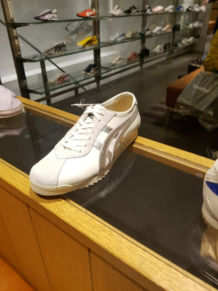 onitsuka shinsaibashi